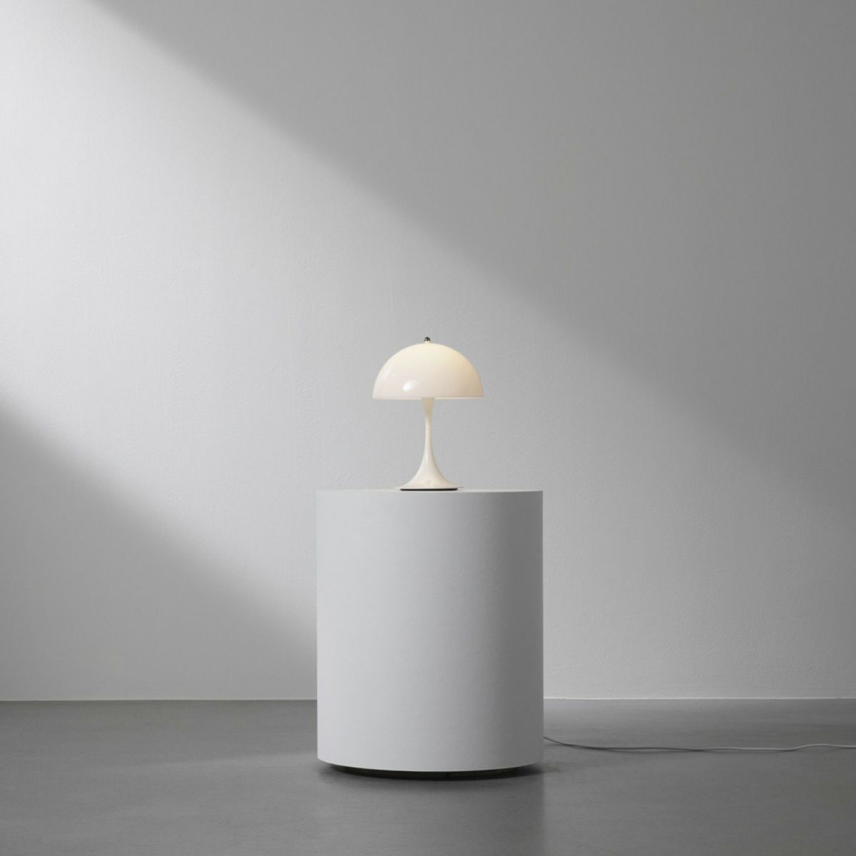 Louis Poulsen ルイスポールセン Panthella 250 Portable パンテラ 250 ポータブル テーブルランプ カラー：オペーク・コーラル デザイン：ヴェルナー・パントン