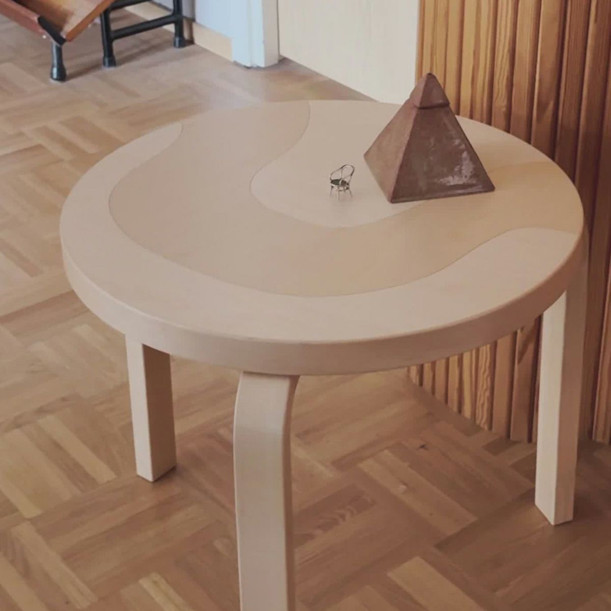 Artek アルテック ＋ marimekko マリメッコ シリーズ Anniversary Esitions TABLE 90D テーブル 90D サイズ：Φ48×44cm 厚み 3cm 3本脚 Seireeni セイレーニ デザイン：アルヴァ・アアルト