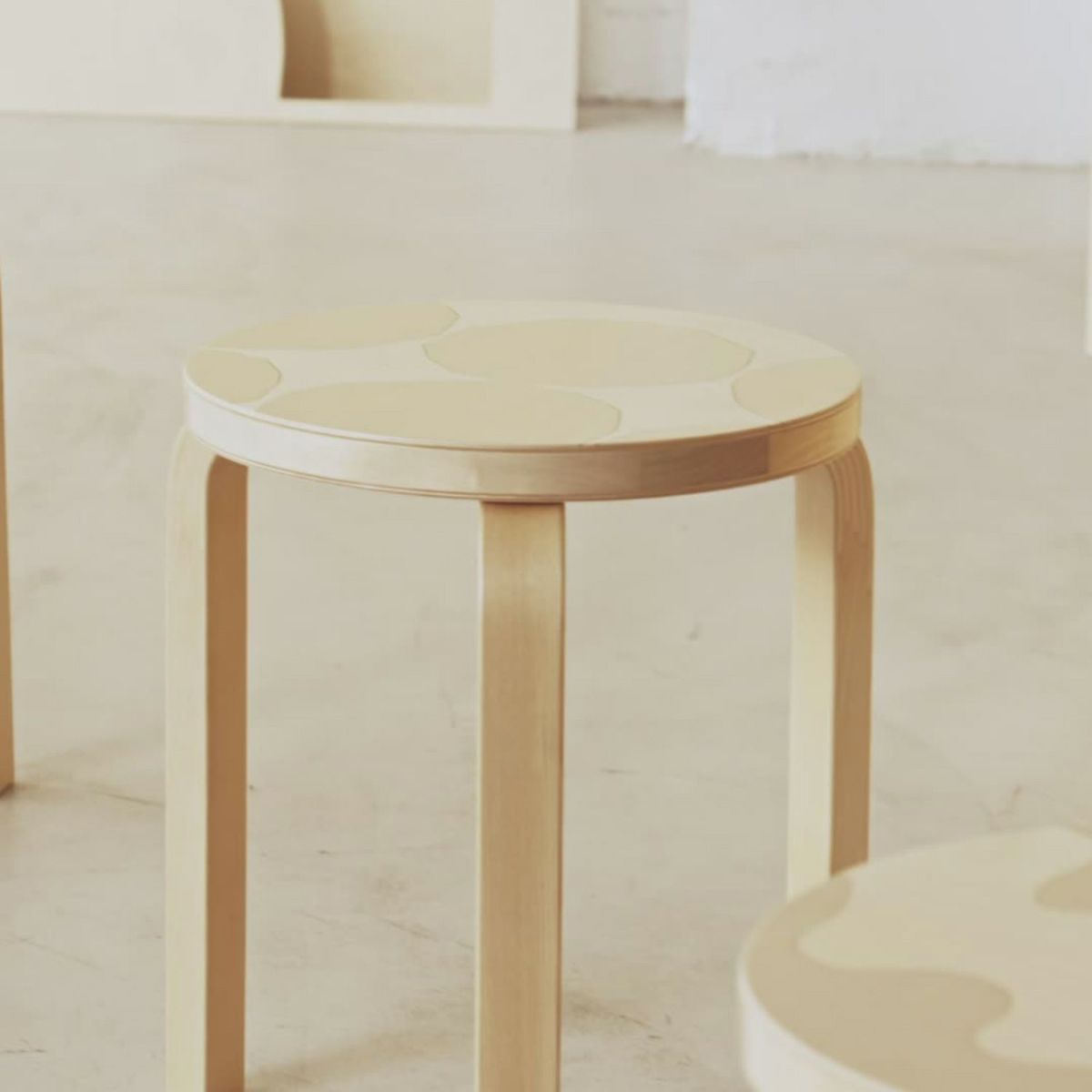 Artek アルテック ＋ marimekko マリメッコ シリーズ Anniversary Esitions TABLE 90D テーブル 90D サイズ：Φ48×44cm 厚み 3cm 3本脚 Seireeni セイレーニ デザイン：アルヴァ・アアルト