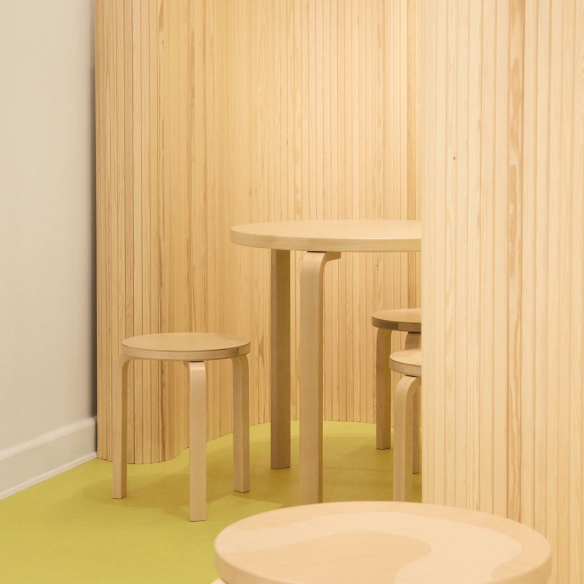 Artek アルテック ＋ marimekko マリメッコ シリーズ Anniversary Esitions STOOL 60 スツール 60 3本脚 バーチ材 Seireeni セイレーニ デザイン：アルヴァ・アアルト