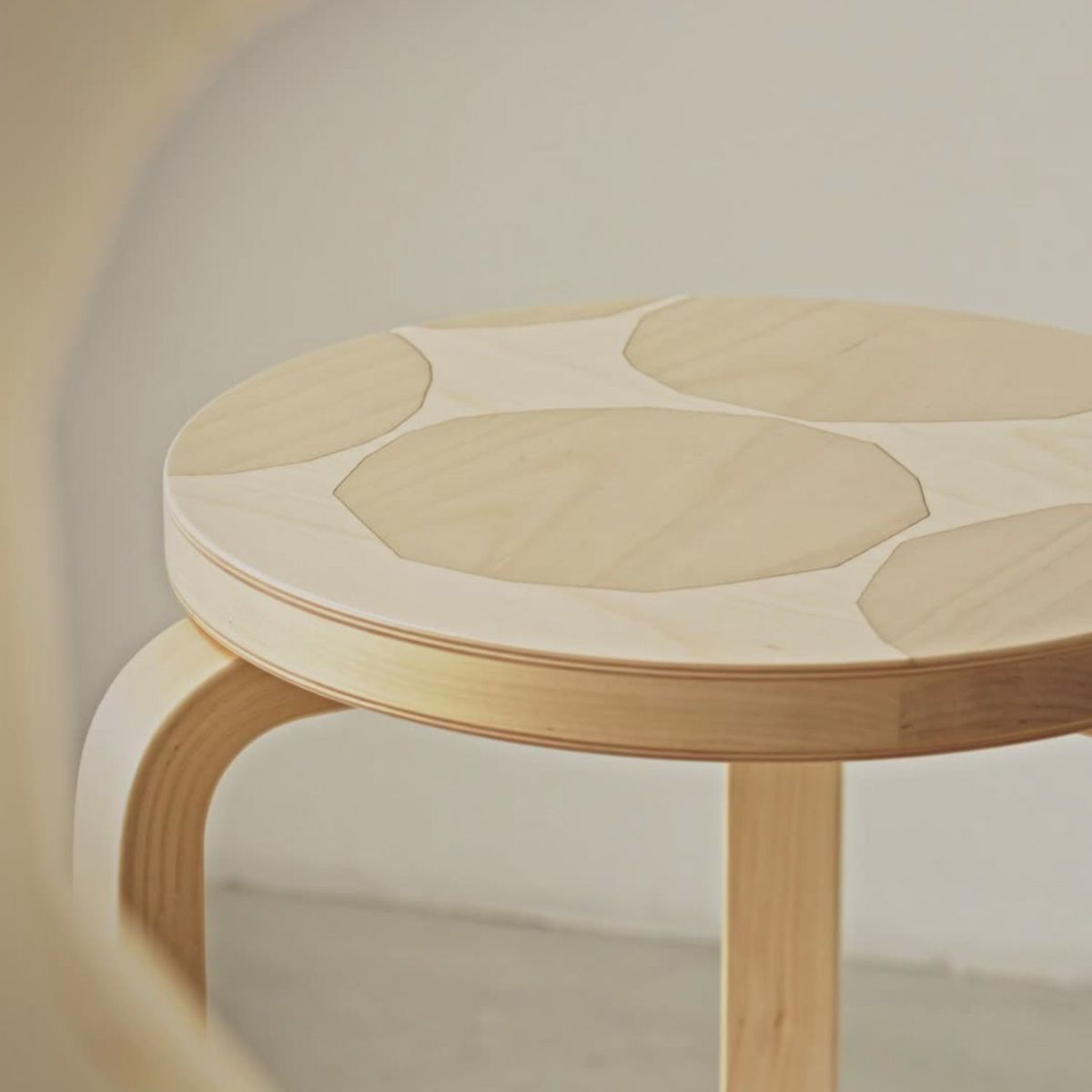 Artek アルテック ＋ marimekko マリメッコ シリーズ Anniversary Esitions STOOL 60 スツール 60 3本脚 バーチ材 Kivet キヴェット デザイン：アルヴァ・アアルト