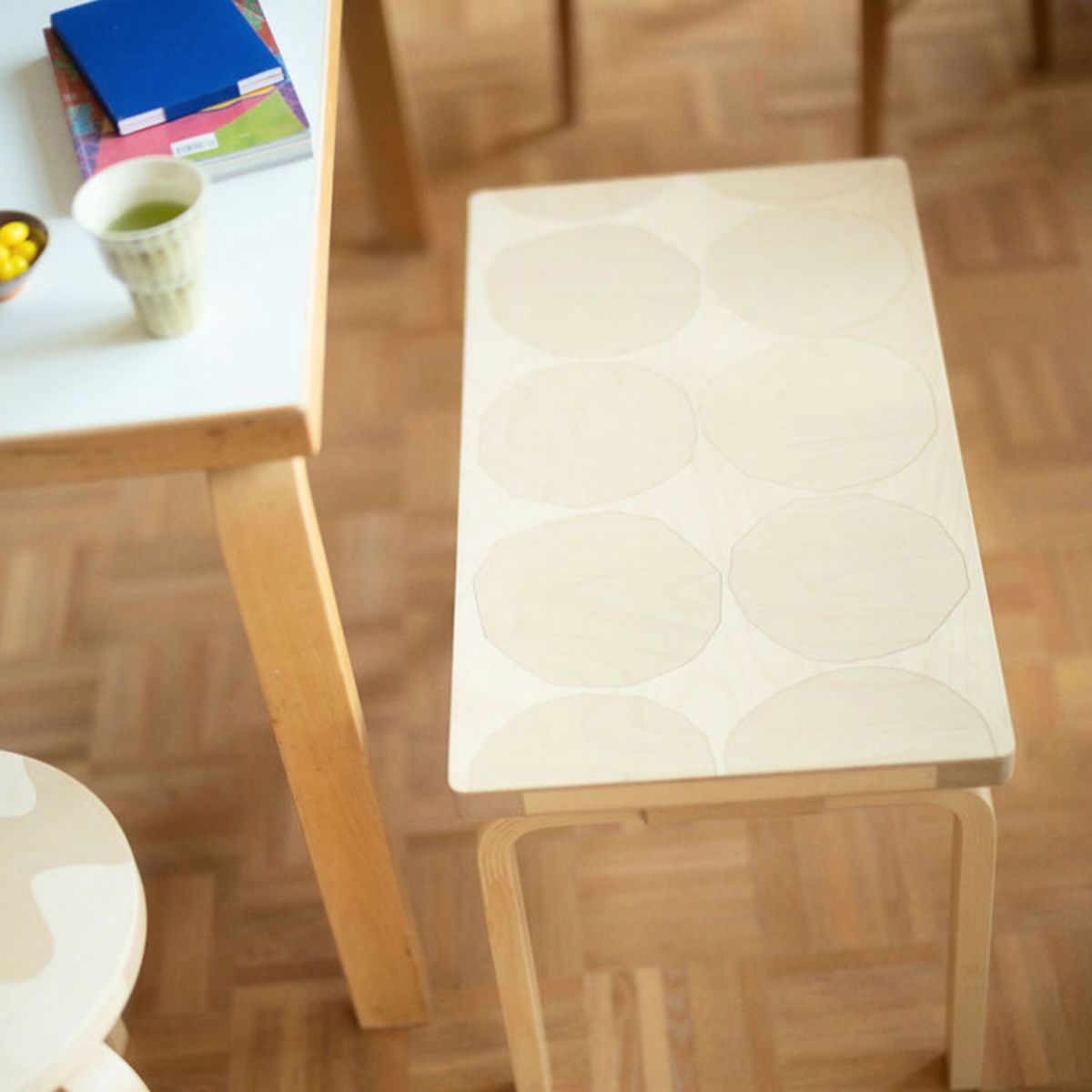 Artek アルテック ＋ marimekko マリメッコ シリーズ Anniversary Esitions STOOL 60 スツール 60 3本脚 バーチ材 Lokki ロッキ デザイン：アルヴァ・アアルト