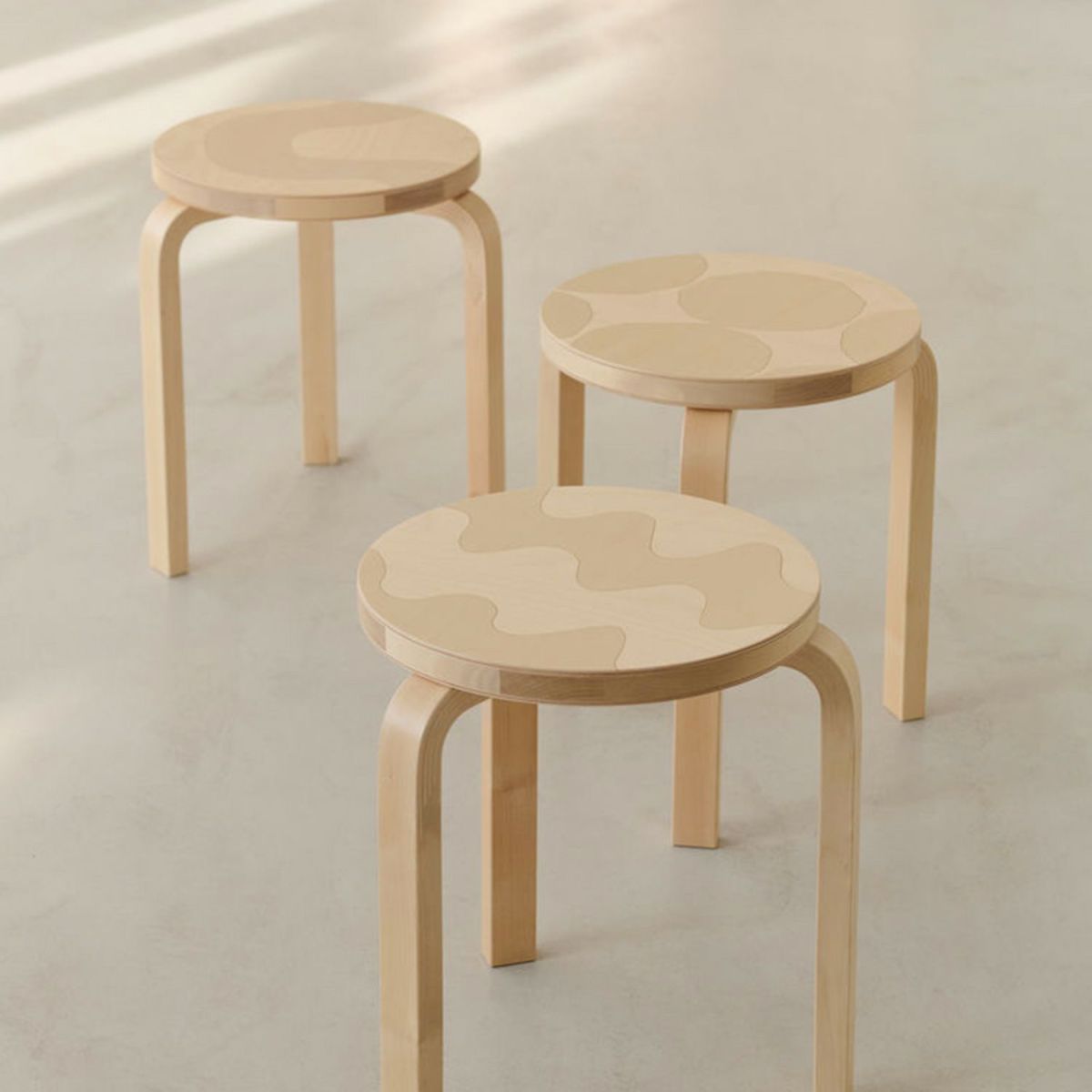 Artek アルテック ＋ marimekko マリメッコ シリーズ Anniversary Esitions STOOL 60 スツール 60 3本脚 バーチ材 Lokki ロッキ デザイン：アルヴァ・アアルト