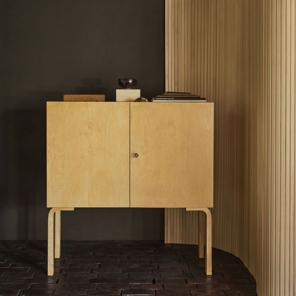 Artek アルテック CABINET 250 キャビネット 250 収納家具 ストレージ サイズ：95×60cm 高さ100cm 4本脚 バーチ ハニーステイン デザイン：アルヴァ・アアルト