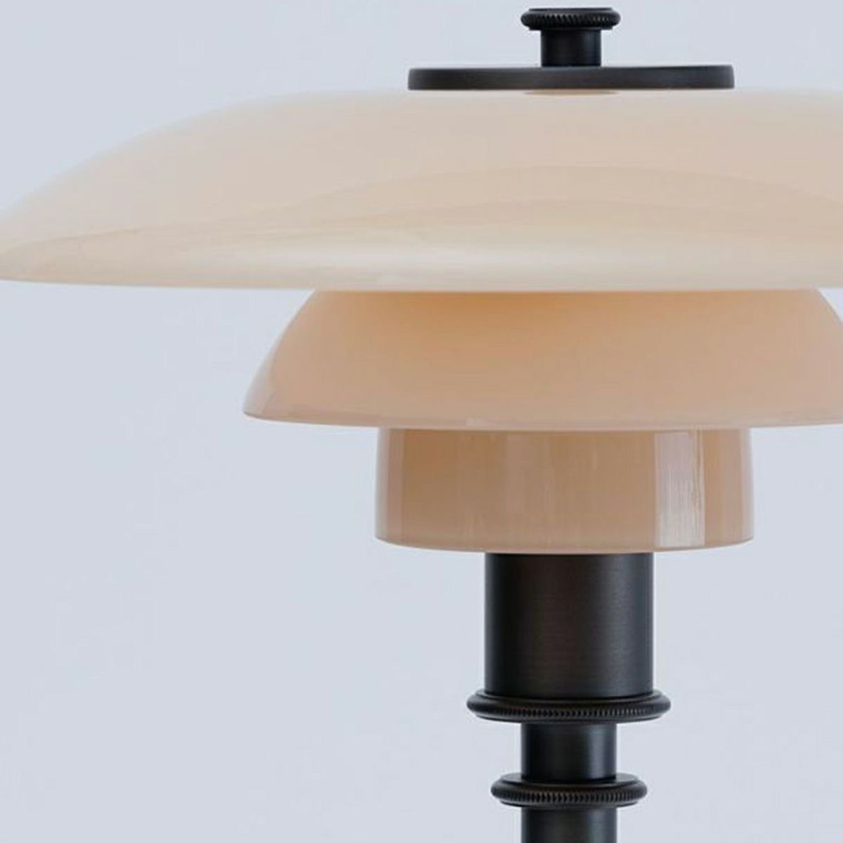 Louis Poulsen ルイスポールセン PH 3/2 Dusty Terracotta Table Lamp PH 3/2 ダスティー・テラコッタ テーブルランプ スタンドライト Φ285mm カラー：ダスティ・テラコッタ 真鍮エイジング加工 デザイン：ポール・ヘニングセン