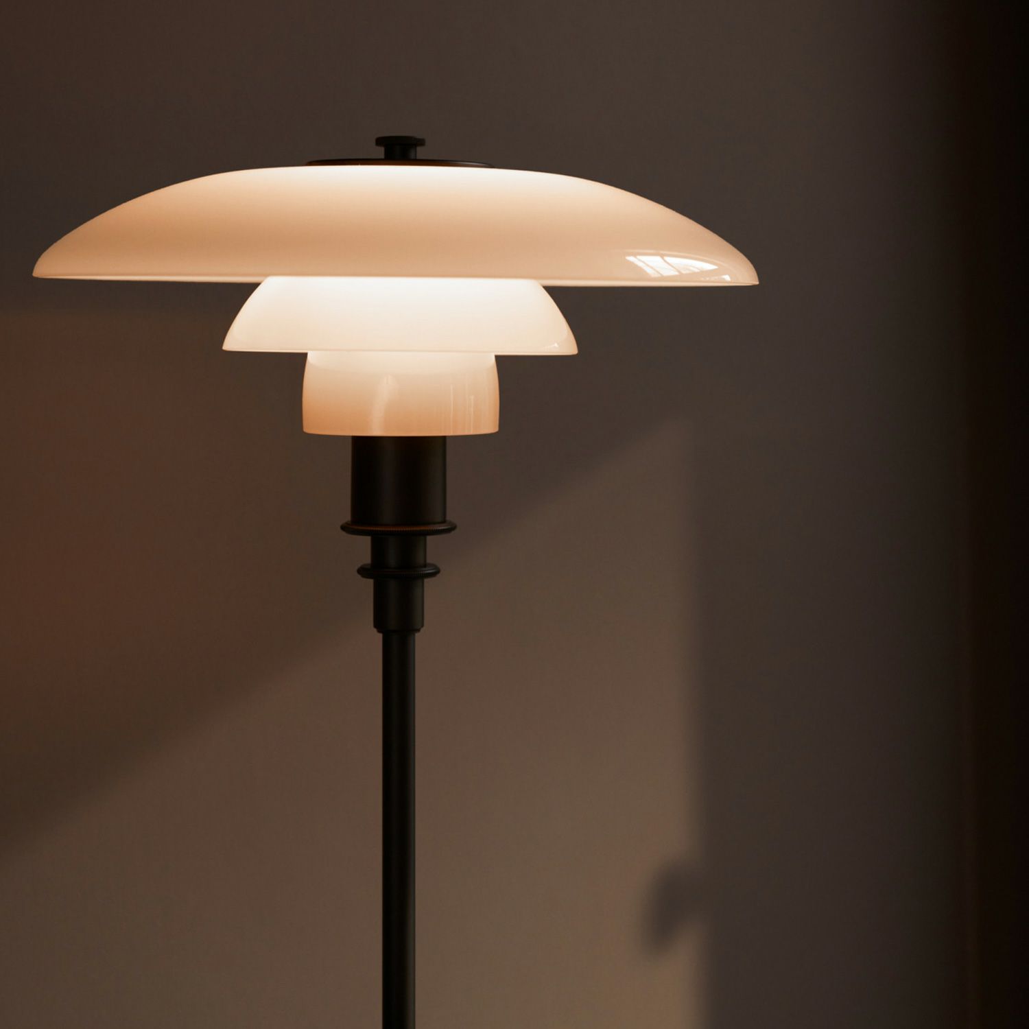 Louis Poulsen ルイスポールセン PH 3/2 Dusty Terracotta Table Lamp PH 3/2 ダスティー・テラコッタ テーブルランプ スタンドライト Φ285mm カラー：ダスティ・テラコッタ 真鍮エイジング加工 デザイン：ポール・ヘニングセン