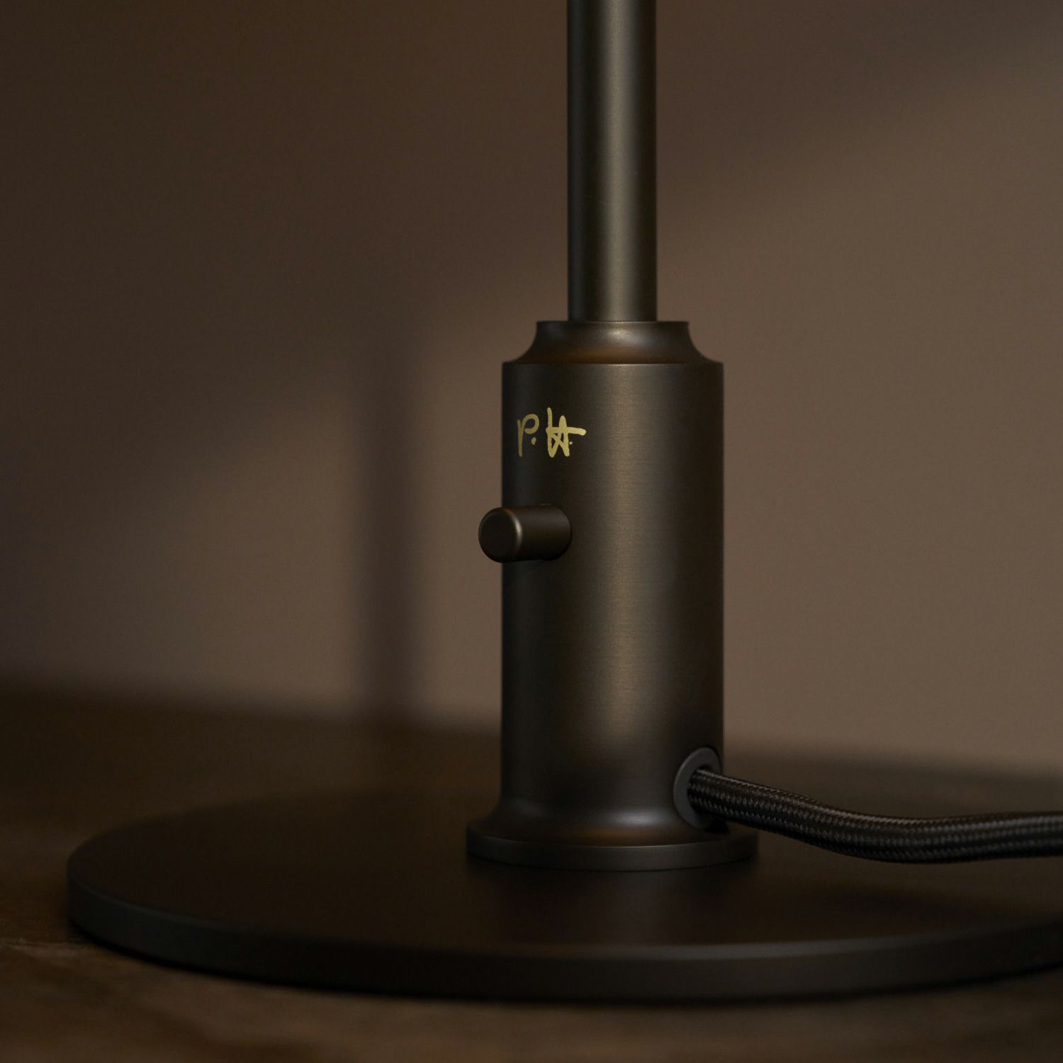 Louis Poulsen ルイスポールセン PH 3/2 Dusty Terracotta Table Lamp PH 3/2 ダスティー・テラコッタ テーブルランプ スタンドライト Φ285mm カラー：ダスティ・テラコッタ 真鍮エイジング加工 デザイン：ポール・ヘニングセン