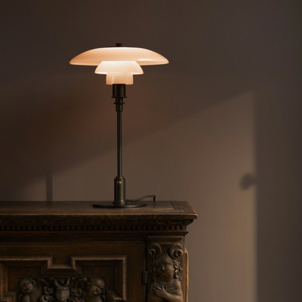 Louis Poulsen ルイスポールセン PH 3/2 Dusty Terracotta Table Lamp PH 3/2 ダスティー・テラコッタ テーブルランプ スタンドライト Φ285mm カラー：ダスティ・テラコッタ 真鍮エイジング加工 デザイン：ポール・ヘニングセン