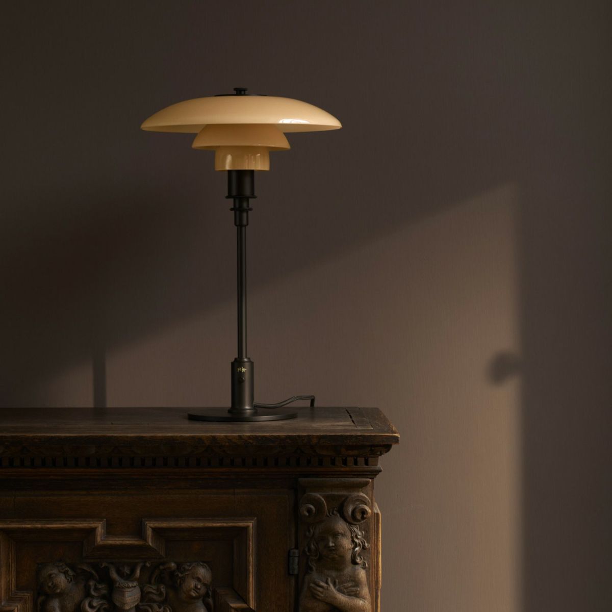 Louis Poulsen ルイスポールセン PH 3/2 Dusty Terracotta Table Lamp PH 3/2 ダスティー・テラコッタ テーブルランプ スタンドライト Φ285mm カラー：ダスティ・テラコッタ 真鍮エイジング加工 デザイン：ポール・ヘニングセン