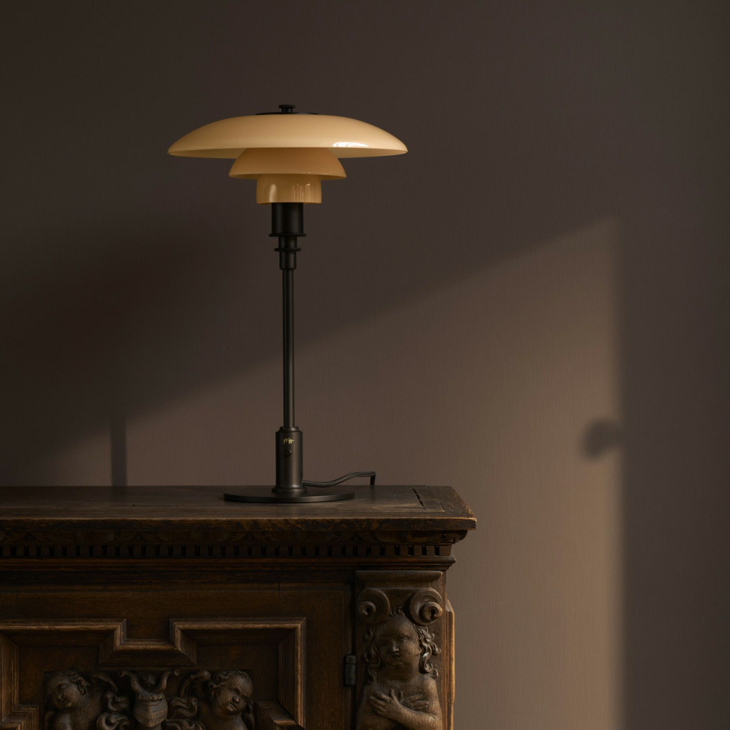 Louis Poulsen ルイスポールセン PH 3/2 Dusty Terracotta Table Lamp PH 3/2 ダスティー・テラコッタ テーブルランプ スタンドライト Φ285mm カラー：ダスティ・テラコッタ 真鍮エイジング加工 デザイン：ポール・ヘニングセン